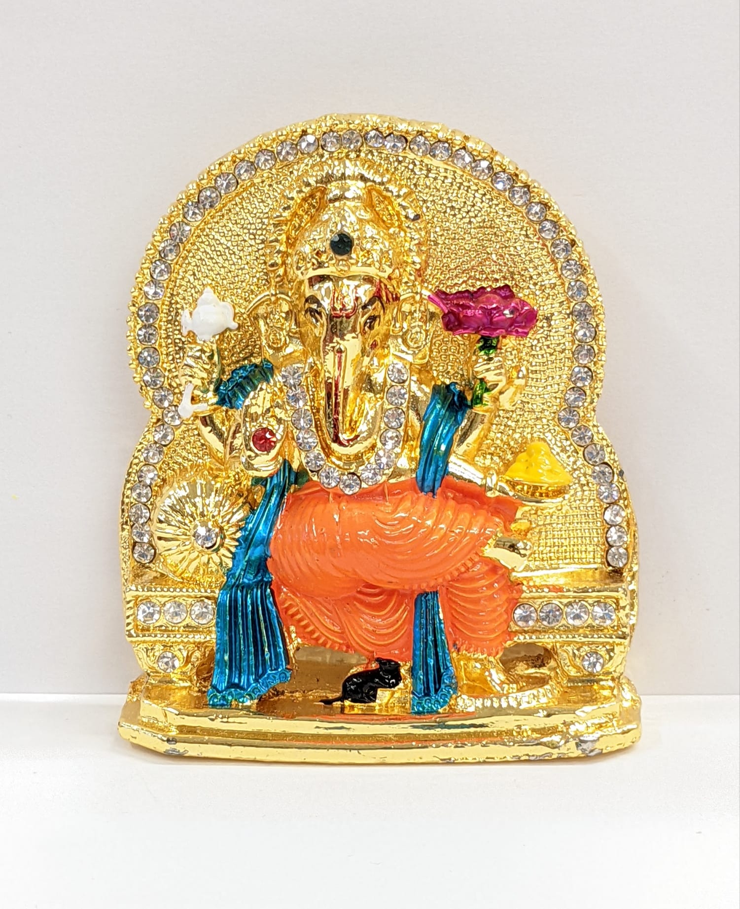 Image of Raja Ganesha car dashboard idol
