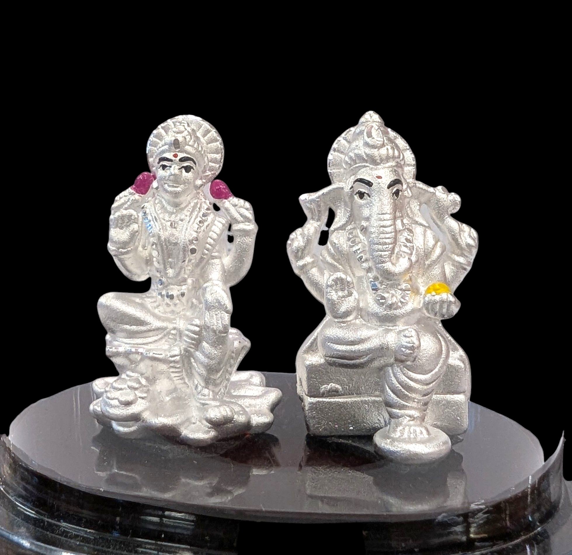 Pure silver Lakshmi Ganesha idol in dome