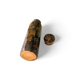 Wide mouth and secure screw-top lid on the 1-liter copper bottle.