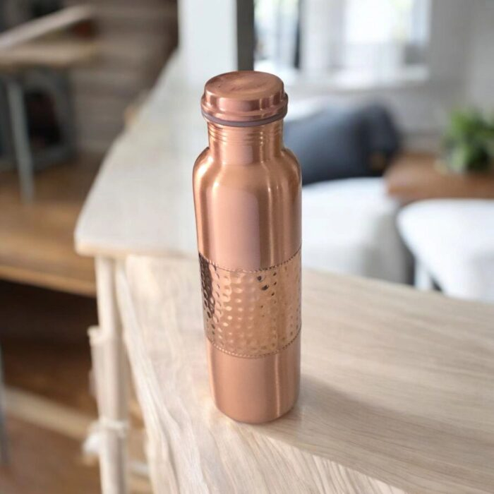 Detailed view of the wide mouth and secure screw-top lid on the 1-liter copper bottle