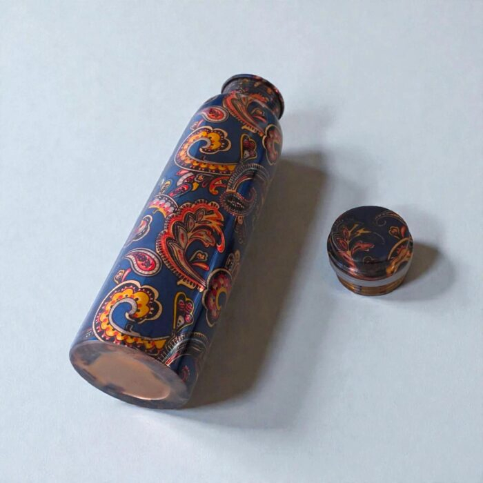 Detailed view of the wide mouth and secure screw-top lid on the 1-liter copper bottle.